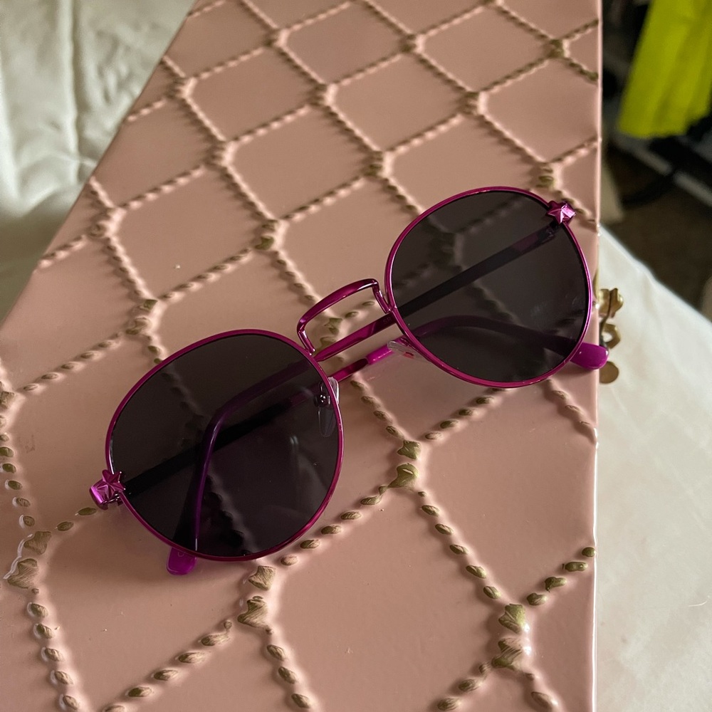Betsey Johnson solid star sunglasses